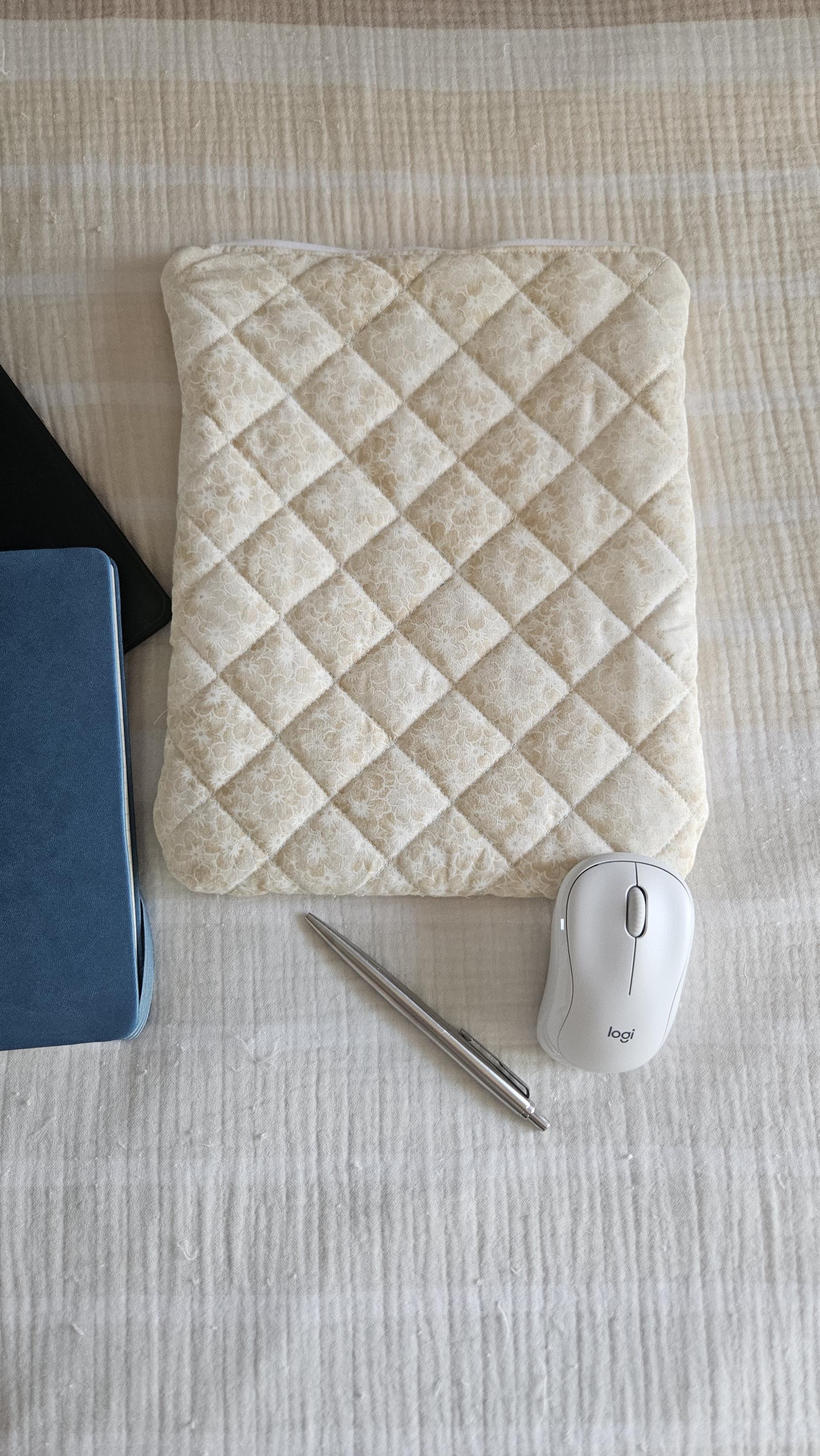 Laptop Sleeve, Quilted Laptop Sleeve, Green and Beige MacBook Sleeve, Aesthetic Laptop Sleeve, iPad Sleeve, Puffy Laptop Sleeve